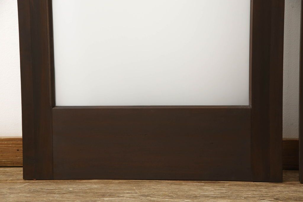 ガラス戸2枚をリペア&カスタム!高さと幅をリサイズし、引手の取り付け位置を調整。吊り戸仕様へ加工し、ガラスは新しくすりガラスに交換。色味は当店商品を参考に着色。(引き戸、建具)