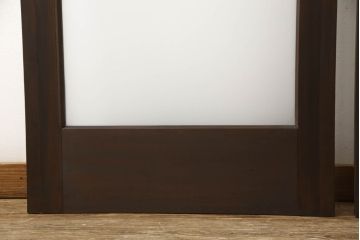 ガラス戸2枚をリペア&カスタム!高さと幅をリサイズし、引手の取り付け位置を調整。吊り戸仕様へ加工し、ガラスは新しくすりガラスに交換。色味は当店商品を参考に着色。(引き戸、建具)