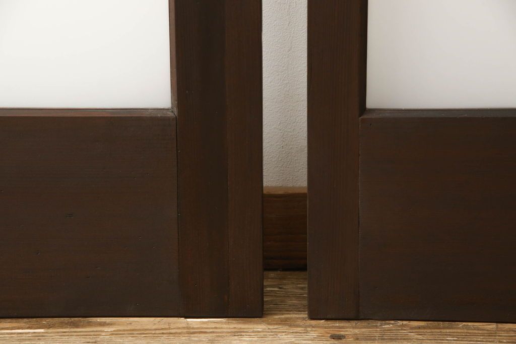 ガラス戸2枚をリペア&カスタム!高さと幅をリサイズし、引手の取り付け位置を調整。吊り戸仕様へ加工し、ガラスは新しくすりガラスに交換。色味は当店商品を参考に着色。(引き戸、建具)