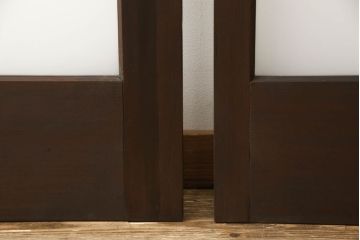 ガラス戸2枚をリペア&カスタム!高さと幅をリサイズし、引手の取り付け位置を調整。吊り戸仕様へ加工し、ガラスは新しくすりガラスに交換。色味は当店商品を参考に着色。(引き戸、建具)