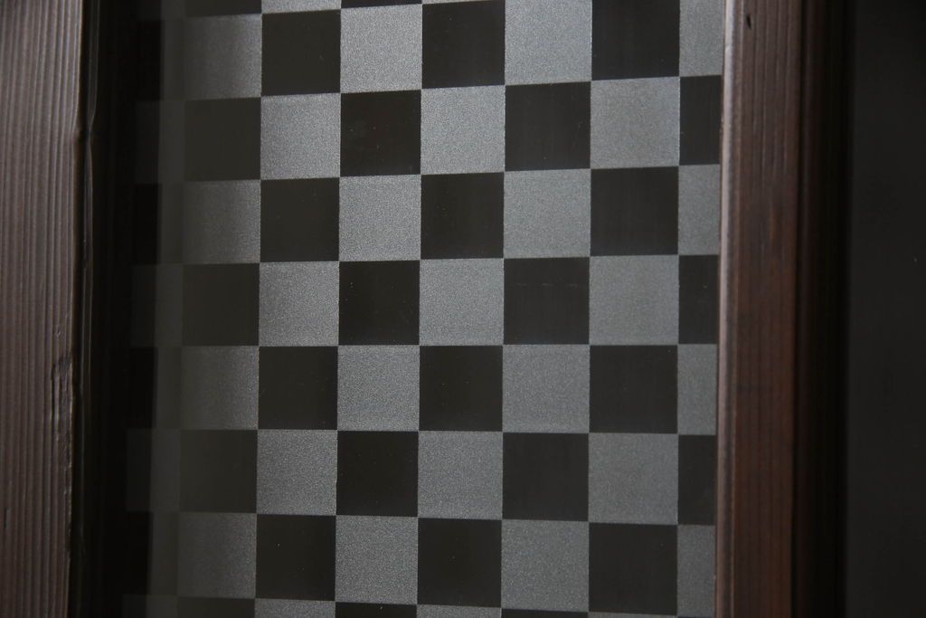 木製ドアをリペア&カスタム!高さをリサイズし、金具跡の処理を行い、中央以外のガラスを当店オリジナルの麻の葉・変わり花菱・市松模様ガラスに差し替え。本体は現状をベースにして1トーン程落ち着いた色味に着色。(ガラス扉、建具)