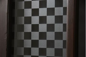 木製ドアをリペア&カスタム!高さをリサイズし、金具跡の処理を行い、中央以外のガラスを当店オリジナルの麻の葉・変わり花菱・市松模様ガラスに差し替え。本体は現状をベースにして1トーン程落ち着いた色味に着色。(ガラス扉、建具)