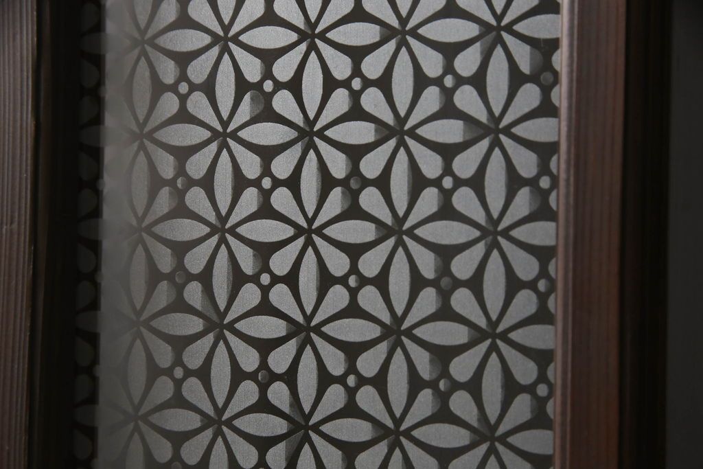 木製ドアをリペア&カスタム!高さをリサイズし、金具跡の処理を行い、中央以外のガラスを当店オリジナルの麻の葉・変わり花菱・市松模様ガラスに差し替え。本体は現状をベースにして1トーン程落ち着いた色味に着色。(ガラス扉、建具)