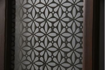 木製ドアをリペア&カスタム!高さをリサイズし、金具跡の処理を行い、中央以外のガラスを当店オリジナルの麻の葉・変わり花菱・市松模様ガラスに差し替え。本体は現状をベースにして1トーン程落ち着いた色味に着色。(ガラス扉、建具)