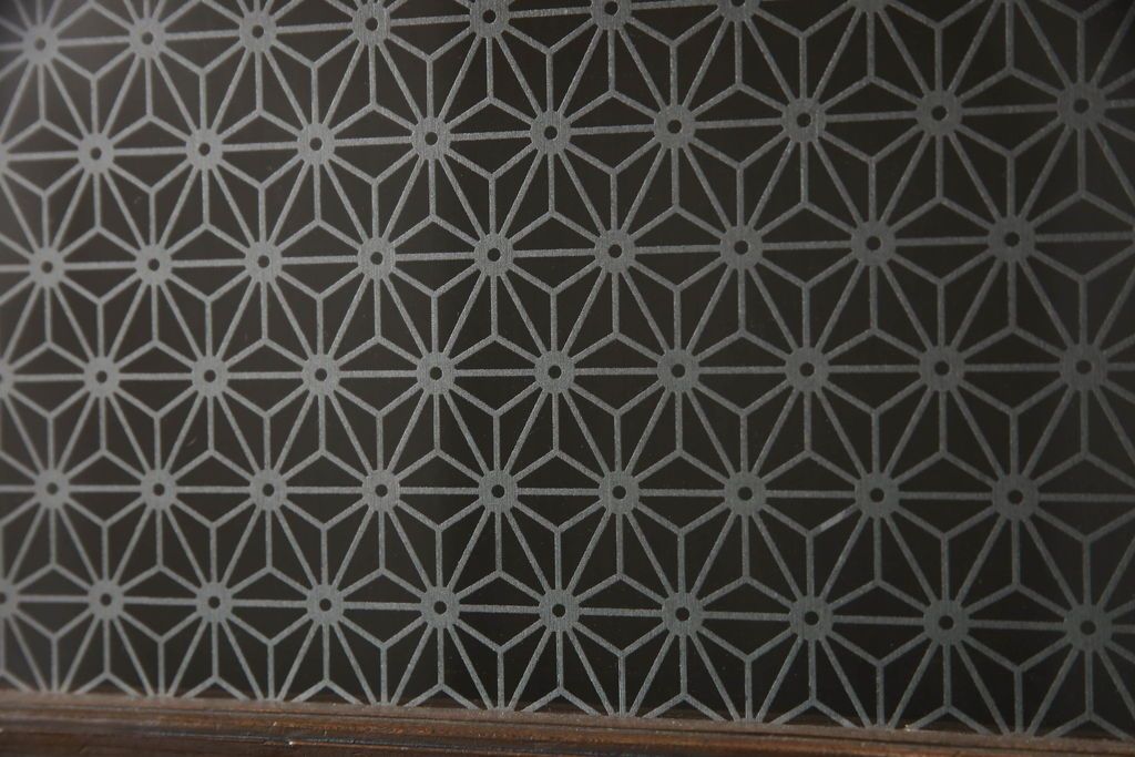 木製ドアをリペア&カスタム!高さをリサイズし、金具跡の処理を行い、中央以外のガラスを当店オリジナルの麻の葉・変わり花菱・市松模様ガラスに差し替え。本体は現状をベースにして1トーン程落ち着いた色味に着色。(ガラス扉、建具)