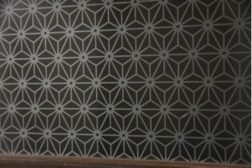 木製ドアをリペア&カスタム!高さをリサイズし、金具跡の処理を行い、中央以外のガラスを当店オリジナルの麻の葉・変わり花菱・市松模様ガラスに差し替え。本体は現状をベースにして1トーン程落ち着いた色味に着色。(ガラス扉、建具)