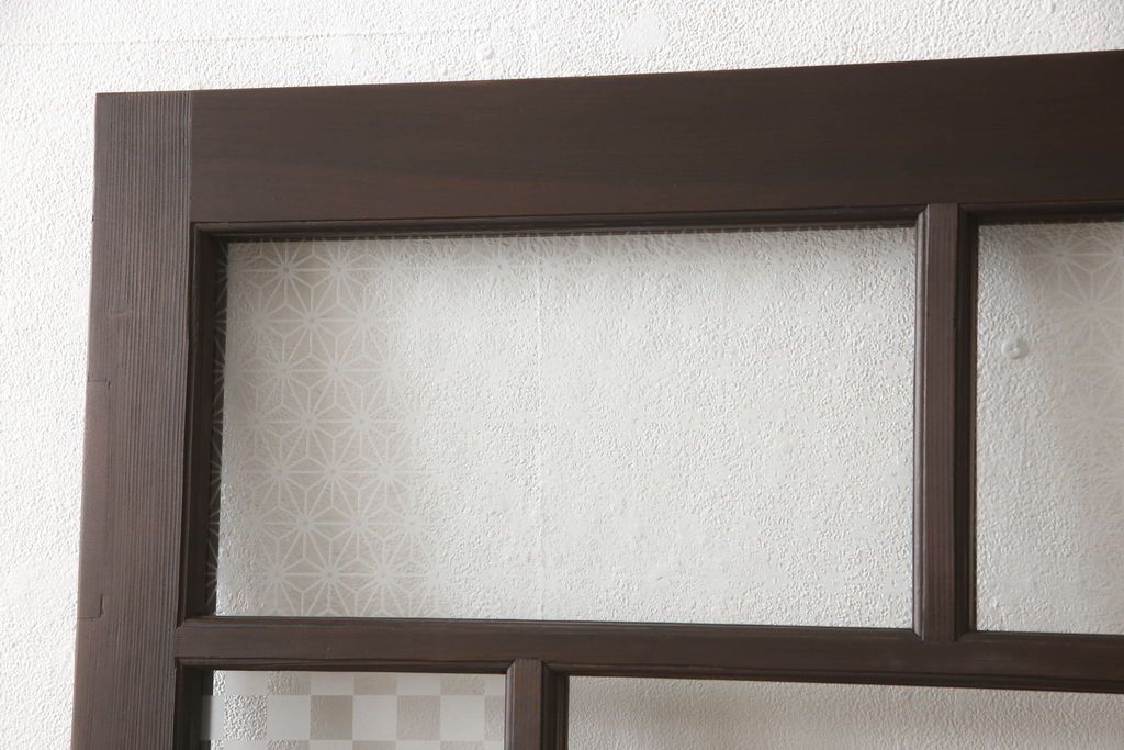 木製ドアをリペア&カスタム!高さをリサイズし、金具跡の処理を行い、中央以外のガラスを当店オリジナルの麻の葉・変わり花菱・市松模様ガラスに差し替え。本体は現状をベースにして1トーン程落ち着いた色味に着色。(ガラス扉、建具)