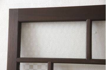 木製ドアをリペア&カスタム!高さをリサイズし、金具跡の処理を行い、中央以外のガラスを当店オリジナルの麻の葉・変わり花菱・市松模様ガラスに差し替え。本体は現状をベースにして1トーン程落ち着いた色味に着色。(ガラス扉、建具)