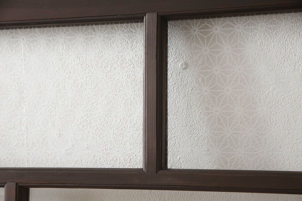 木製ドアをリペア&カスタム!高さをリサイズし、金具跡の処理を行い、中央以外のガラスを当店オリジナルの麻の葉・変わり花菱・市松模様ガラスに差し替え。本体は現状をベースにして1トーン程落ち着いた色味に着色。(ガラス扉、建具)