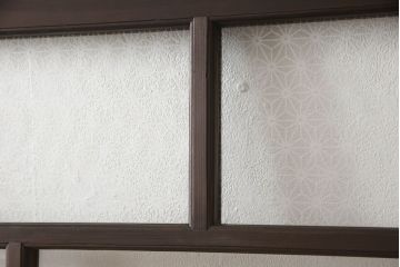 木製ドアをリペア&カスタム!高さをリサイズし、金具跡の処理を行い、中央以外のガラスを当店オリジナルの麻の葉・変わり花菱・市松模様ガラスに差し替え。本体は現状をベースにして1トーン程落ち着いた色味に着色。(ガラス扉、建具)