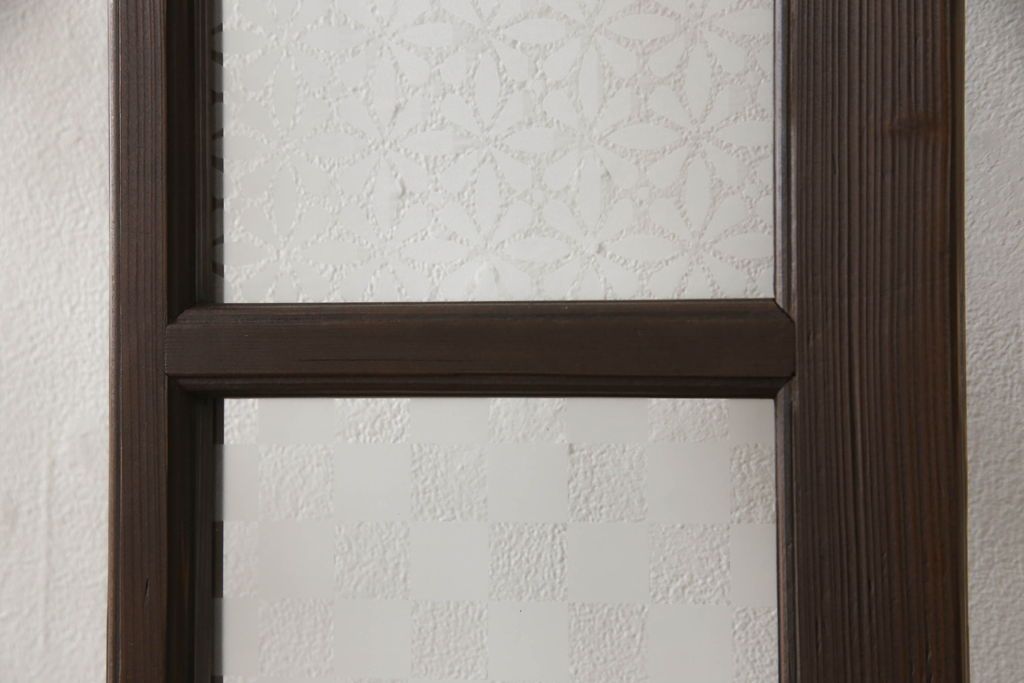 木製ドアをリペア&カスタム!高さをリサイズし、金具跡の処理を行い、中央以外のガラスを当店オリジナルの麻の葉・変わり花菱・市松模様ガラスに差し替え。本体は現状をベースにして1トーン程落ち着いた色味に着色。(ガラス扉、建具)