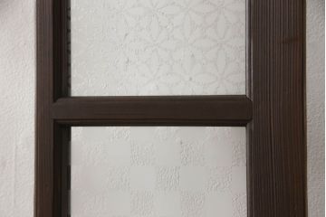 木製ドアをリペア&カスタム!高さをリサイズし、金具跡の処理を行い、中央以外のガラスを当店オリジナルの麻の葉・変わり花菱・市松模様ガラスに差し替え。本体は現状をベースにして1トーン程落ち着いた色味に着色。(ガラス扉、建具)