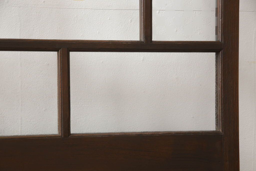 木製ドアをリペア&カスタム!高さをリサイズし、金具跡の処理を行い、中央以外のガラスを当店オリジナルの麻の葉・変わり花菱・市松模様ガラスに差し替え。本体は現状をベースにして1トーン程落ち着いた色味に着色。(ガラス扉、建具)