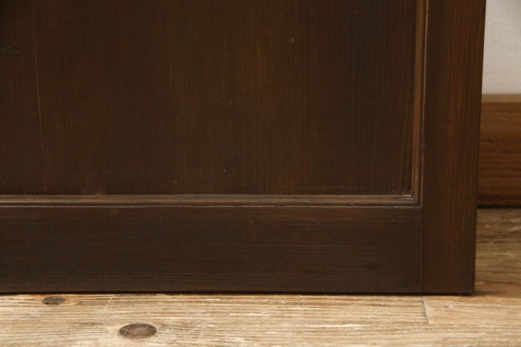 木製ドアをリペア&カスタム!高さをリサイズし、金具跡の処理を行い、中央以外のガラスを当店オリジナルの麻の葉・変わり花菱・市松模様ガラスに差し替え。本体は現状をベースにして1トーン程落ち着いた色味に着色。(ガラス扉、建具)