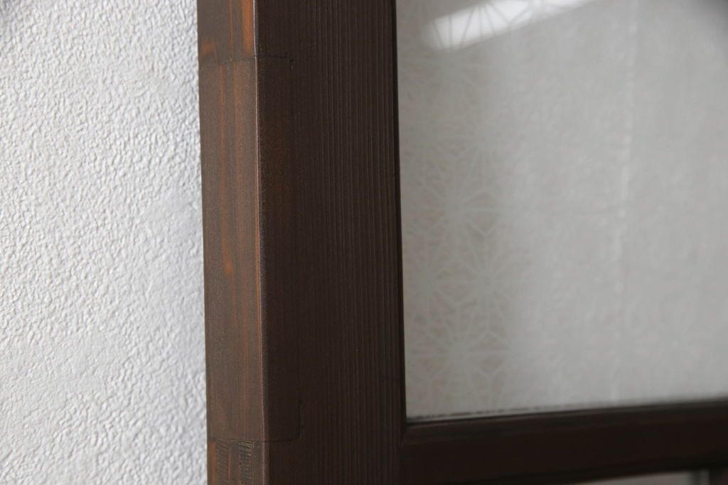 木製ドアをリペア&カスタム!高さをリサイズし、金具跡の処理を行い、中央以外のガラスを当店オリジナルの麻の葉・変わり花菱・市松模様ガラスに差し替え。本体は現状をベースにして1トーン程落ち着いた色味に着色。(ガラス扉、建具)