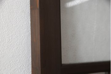 木製ドアをリペア&カスタム!高さをリサイズし、金具跡の処理を行い、中央以外のガラスを当店オリジナルの麻の葉・変わり花菱・市松模様ガラスに差し替え。本体は現状をベースにして1トーン程落ち着いた色味に着色。(ガラス扉、建具)