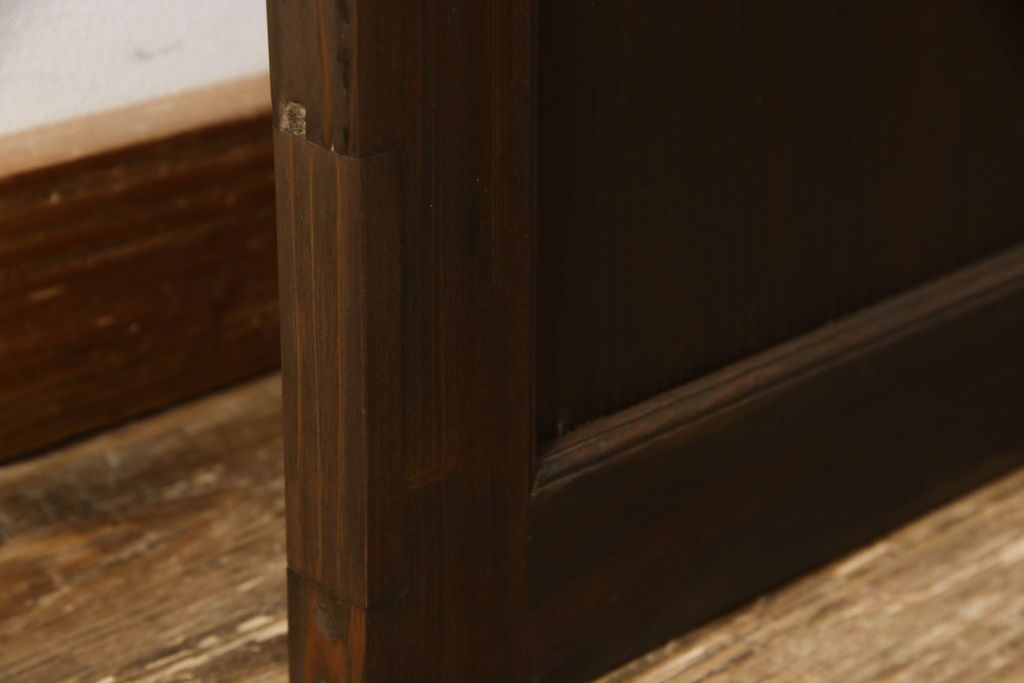 木製ドアをリペア&カスタム!高さをリサイズし、金具跡の処理を行い、中央以外のガラスを当店オリジナルの麻の葉・変わり花菱・市松模様ガラスに差し替え。本体は現状をベースにして1トーン程落ち着いた色味に着色。(ガラス扉、建具)