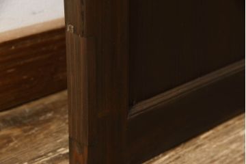 木製ドアをリペア&カスタム!高さをリサイズし、金具跡の処理を行い、中央以外のガラスを当店オリジナルの麻の葉・変わり花菱・市松模様ガラスに差し替え。本体は現状をベースにして1トーン程落ち着いた色味に着色。(ガラス扉、建具)