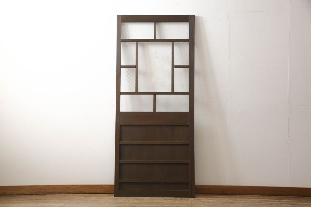 木製ドアをリペア&カスタム!高さをリサイズし、金具跡の処理を行い、中央以外のガラスを当店オリジナルの麻の葉・変わり花菱・市松模様ガラスに差し替え。本体は現状をベースにして1トーン程落ち着いた色味に着色。(ガラス扉、建具)