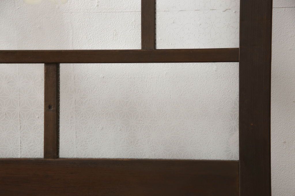 木製ドアをリペア&カスタム!高さをリサイズし、金具跡の処理を行い、中央以外のガラスを当店オリジナルの麻の葉・変わり花菱・市松模様ガラスに差し替え。本体は現状をベースにして1トーン程落ち着いた色味に着色。(ガラス扉、建具)