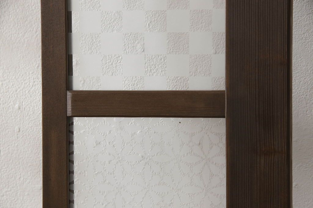 木製ドアをリペア&カスタム!高さをリサイズし、金具跡の処理を行い、中央以外のガラスを当店オリジナルの麻の葉・変わり花菱・市松模様ガラスに差し替え。本体は現状をベースにして1トーン程落ち着いた色味に着色。(ガラス扉、建具)