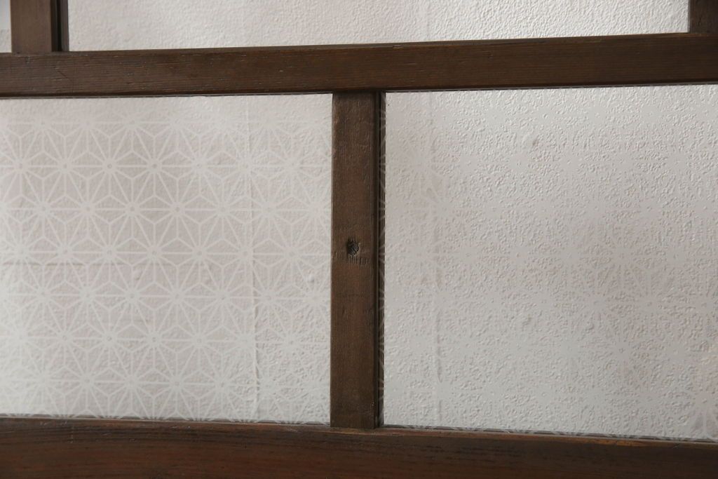 木製ドアをリペア&カスタム!高さをリサイズし、金具跡の処理を行い、中央以外のガラスを当店オリジナルの麻の葉・変わり花菱・市松模様ガラスに差し替え。本体は現状をベースにして1トーン程落ち着いた色味に着色。(ガラス扉、建具)