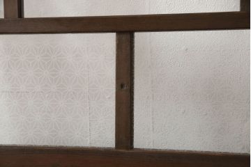 木製ドアをリペア&カスタム!高さをリサイズし、金具跡の処理を行い、中央以外のガラスを当店オリジナルの麻の葉・変わり花菱・市松模様ガラスに差し替え。本体は現状をベースにして1トーン程落ち着いた色味に着色。(ガラス扉、建具)