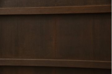 木製ドアをリペア&カスタム!高さをリサイズし、金具跡の処理を行い、中央以外のガラスを当店オリジナルの麻の葉・変わり花菱・市松模様ガラスに差し替え。本体は現状をベースにして1トーン程落ち着いた色味に着色。(ガラス扉、建具)