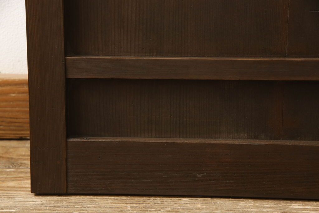 木製ドアをリペア&カスタム!高さをリサイズし、金具跡の処理を行い、中央以外のガラスを当店オリジナルの麻の葉・変わり花菱・市松模様ガラスに差し替え。本体は現状をベースにして1トーン程落ち着いた色味に着色。(ガラス扉、建具)