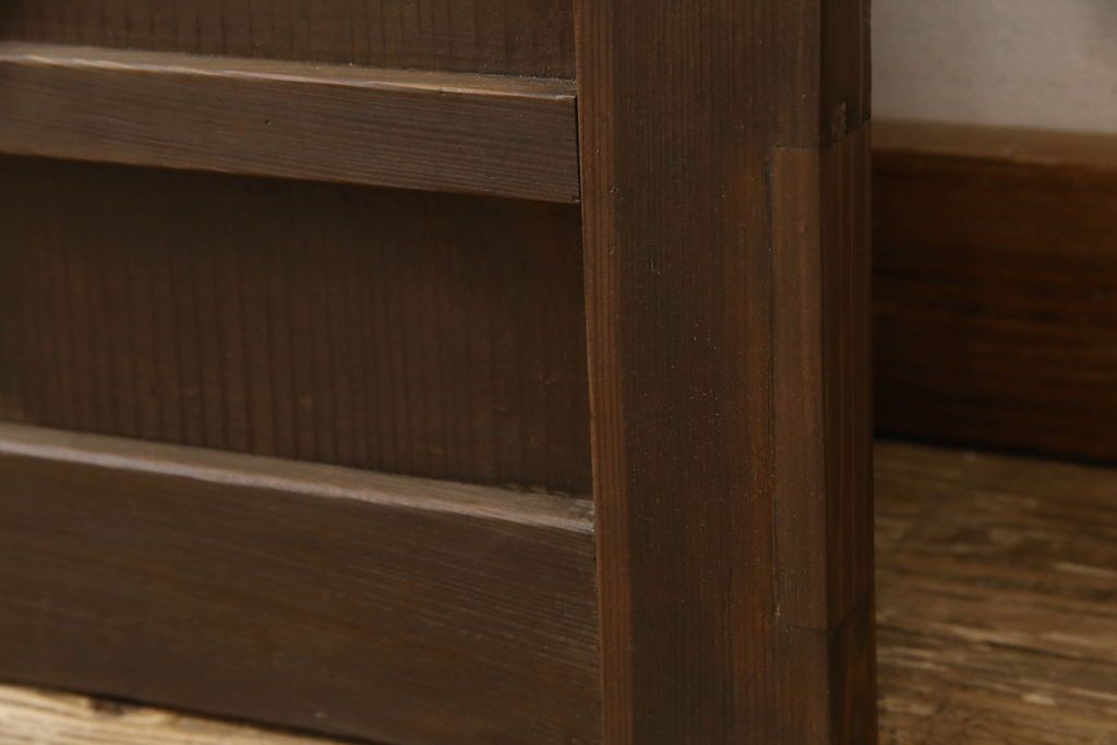 木製ドアをリペア&カスタム!高さをリサイズし、金具跡の処理を行い、中央以外のガラスを当店オリジナルの麻の葉・変わり花菱・市松模様ガラスに差し替え。本体は現状をベースにして1トーン程落ち着いた色味に着色。(ガラス扉、建具)