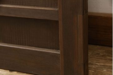 木製ドアをリペア&カスタム!高さをリサイズし、金具跡の処理を行い、中央以外のガラスを当店オリジナルの麻の葉・変わり花菱・市松模様ガラスに差し替え。本体は現状をベースにして1トーン程落ち着いた色味に着色。(ガラス扉、建具)