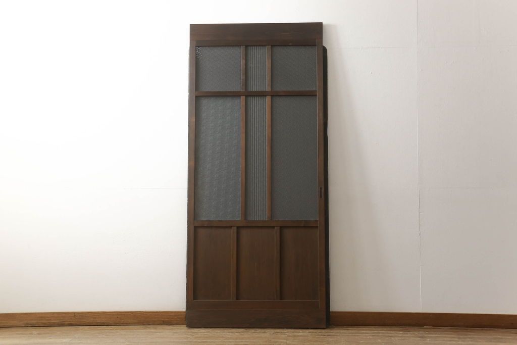 ガラス戸1枚をリペア&カスタム!高さをリサイズし、引手を取り付け。色味は当店の商品を参考に着色。(引き戸、建具)