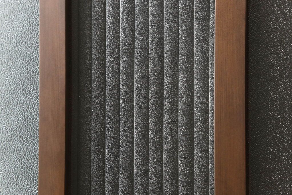 ガラス戸1枚をリペア&カスタム!高さをリサイズし、引手を取り付け。色味は当店の商品を参考に着色。(引き戸、建具)