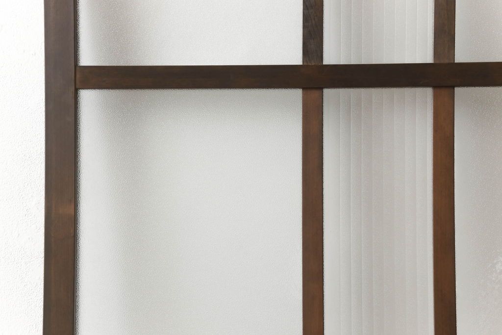 ガラス戸1枚をリペア&カスタム!高さをリサイズし、引手を取り付け。色味は当店の商品を参考に着色。(引き戸、建具)