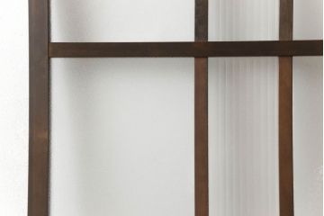 ガラス戸1枚をリペア&カスタム!高さをリサイズし、引手を取り付け。色味は当店の商品を参考に着色。(引き戸、建具)