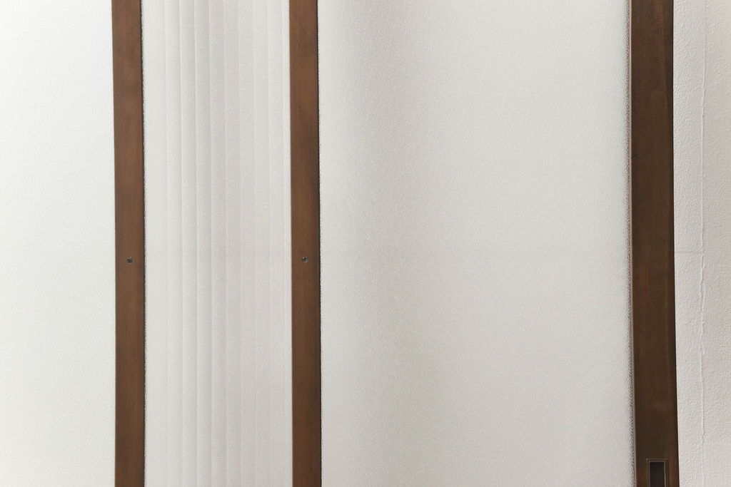 ガラス戸1枚をリペア&カスタム!高さをリサイズし、引手を取り付け。色味は当店の商品を参考に着色。(引き戸、建具)