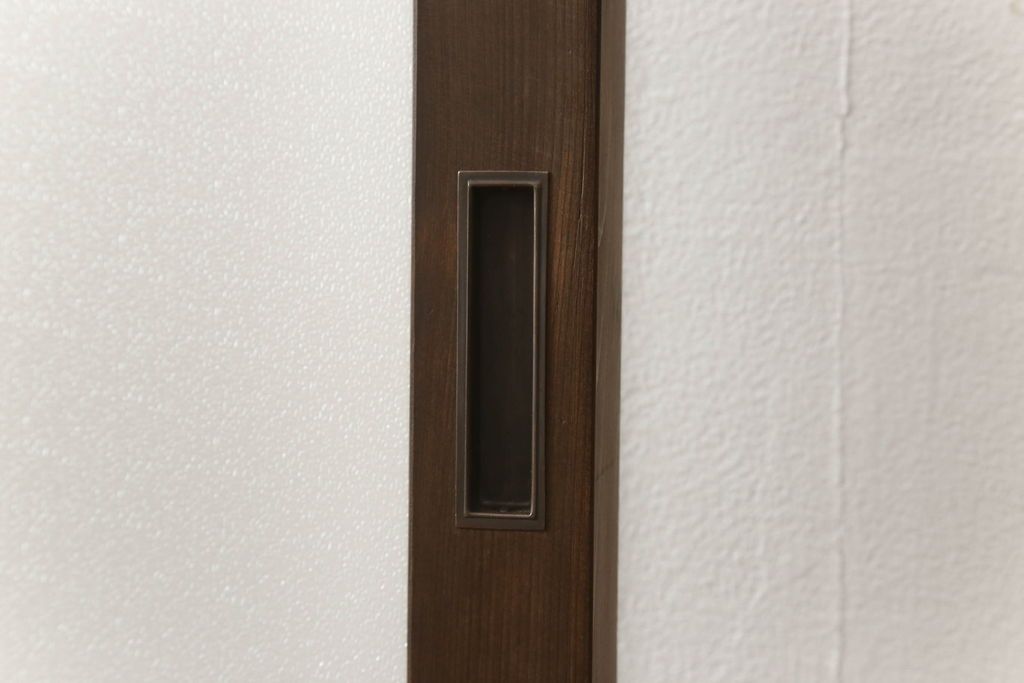 ガラス戸1枚をリペア&カスタム!高さをリサイズし、引手を取り付け。色味は当店の商品を参考に着色。(引き戸、建具)