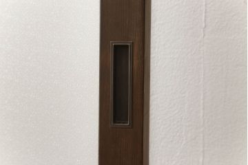 ガラス戸1枚をリペア&カスタム!高さをリサイズし、引手を取り付け。色味は当店の商品を参考に着色。(引き戸、建具)