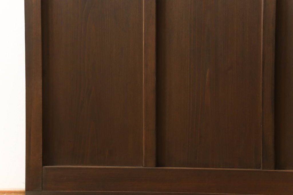 ガラス戸1枚をリペア&カスタム!高さをリサイズし、引手を取り付け。色味は当店の商品を参考に着色。(引き戸、建具)