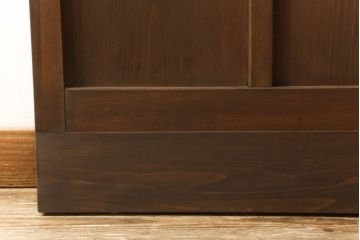 ガラス戸1枚をリペア&カスタム!高さをリサイズし、引手を取り付け。色味は当店の商品を参考に着色。(引き戸、建具)