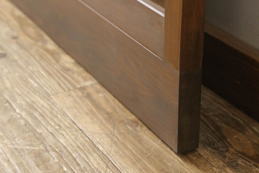 ガラス戸1枚をリペア&カスタム!高さをリサイズし、引手を取り付け。色味は当店の商品を参考に着色。(引き戸、建具)