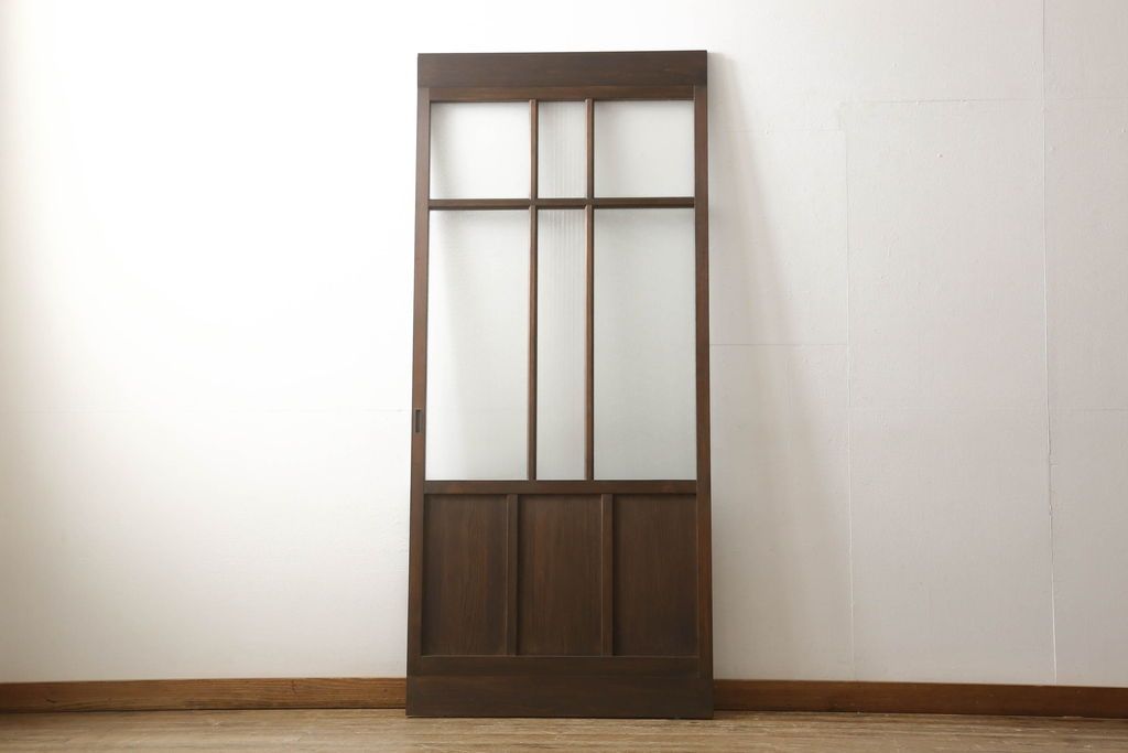 ガラス戸1枚をリペア&カスタム!高さをリサイズし、引手を取り付け。色味は当店の商品を参考に着色。(引き戸、建具)