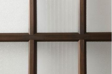 ガラス戸1枚をリペア&カスタム!高さをリサイズし、引手を取り付け。色味は当店の商品を参考に着色。(引き戸、建具)