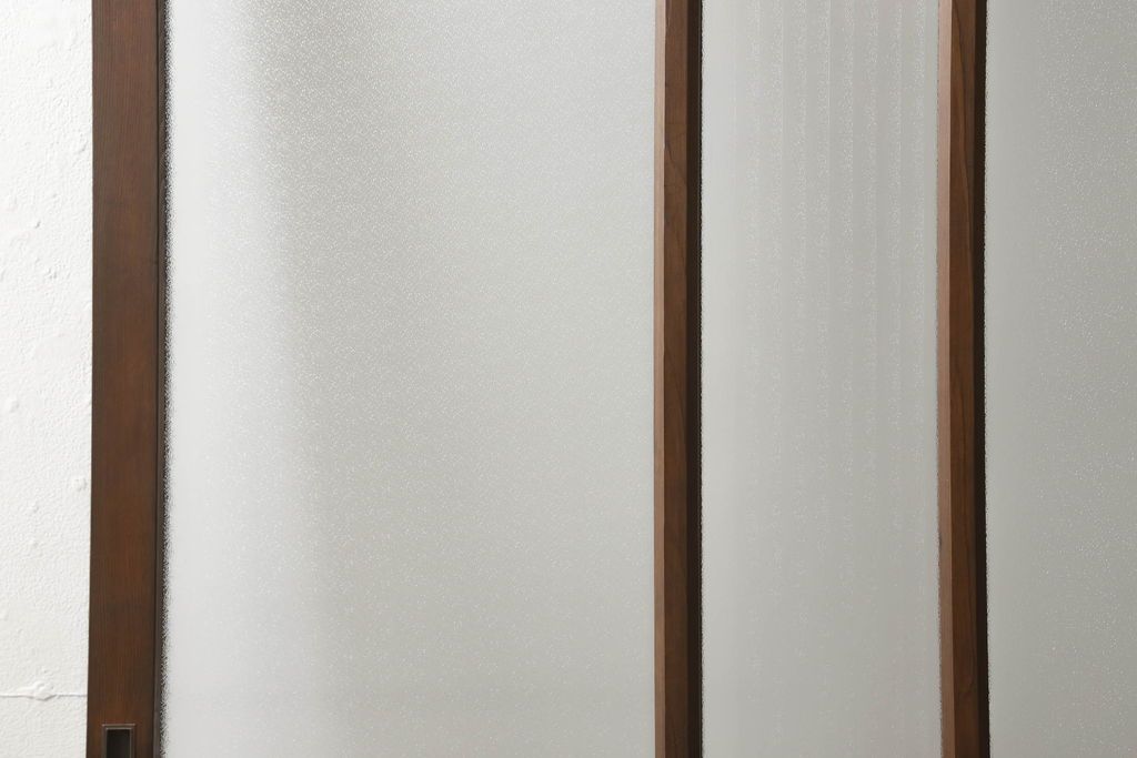 ガラス戸1枚をリペア&カスタム!高さをリサイズし、引手を取り付け。色味は当店の商品を参考に着色。(引き戸、建具)