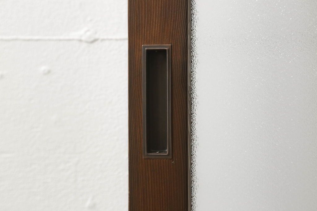 ガラス戸1枚をリペア&カスタム!高さをリサイズし、引手を取り付け。色味は当店の商品を参考に着色。(引き戸、建具)