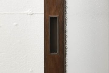 ガラス戸1枚をリペア&カスタム!高さをリサイズし、引手を取り付け。色味は当店の商品を参考に着色。(引き戸、建具)