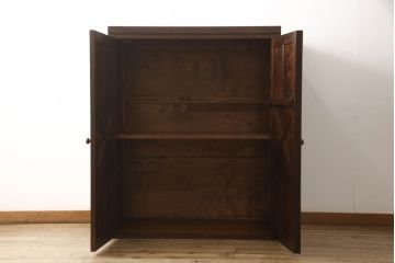 収納棚をリペア&カスタム!上段を使用し、棚板1枚を新規製作し、棚受けは棚ダボ仕様に。本体は現状をベースにして1トーン程落ち着いた色味に着色し、修繕箇所は本体と馴染むように。(靴箱、下駄箱、キャビネット、ワードローブ)