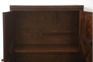 収納棚をリペア&カスタム!上段を使用し、棚板1枚を新規製作し、棚受けは棚ダボ仕様に。本体は現状をベースにして1トーン程落ち着いた色味に着色し、修繕箇所は本体と馴染むように。(靴箱、下駄箱、キャビネット、ワードローブ)