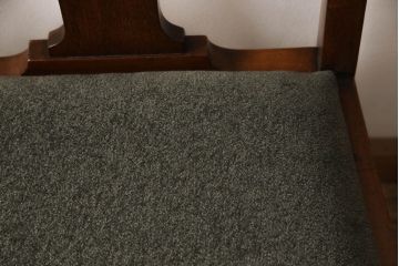 チェア4脚をリペア&カスタム!ご希望の生地で座面を張替え。修繕箇所などを本体の色味に合わせて着色し、全体的にワックス仕上げ。(ダイニングチェア、椅子)