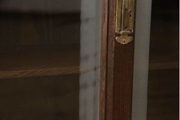 ガラス戸棚をリペア&カスタム!取っ手は似た雰囲気のものに交換。木部は現状の品物に合わせて1トーン程落ち着いた色に着色し、内部棚板・修繕箇所は本体と馴染むように。(飾り棚、収納棚、キャビネット)
